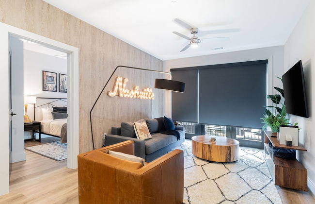 Astra Modern Midtown Retreat With Pool Gym Steps to Dining Broadway - Photo 6