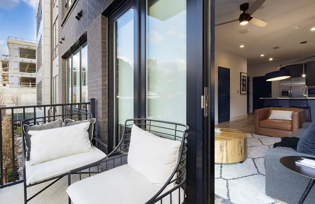 Astra Modern Midtown Retreat With Pool Gym Steps to Dining Broadway - Photo 27