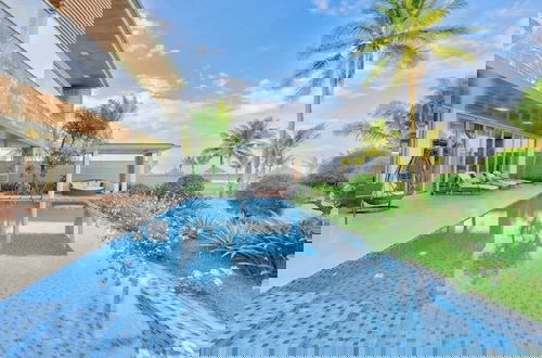 Foto 22 - Luxe 6BR Beachfront Villa: Group Getaway Haven