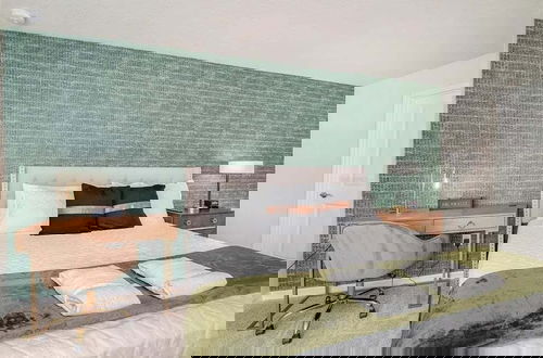 Foto 3 - Elegant 5-bedroom Villa w Private Pool Near Disney