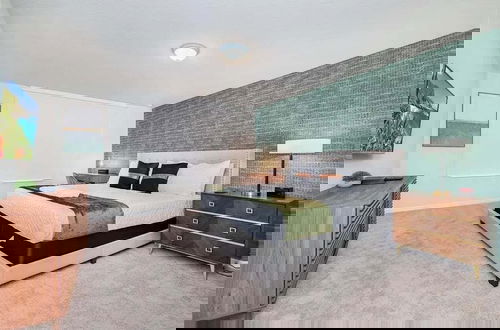 Foto 9 - Elegant 5-bedroom Villa w Private Pool Near Disney