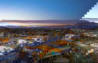 Foto 1 - Sleeps 40 3 Luxe Villas Next to Empire Polo Club Putting Green & Pickleball