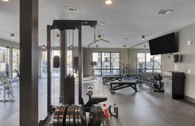 Prime Walkable Midtown Location Pool Gym Outlaw s Den by Avantstay - Photo 23