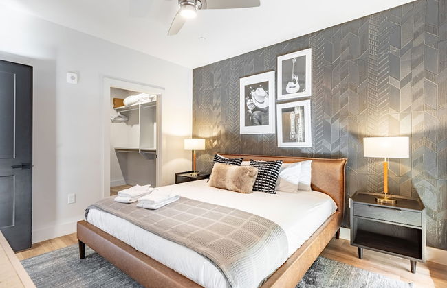Prime Walkable Midtown Location Pool Gym Outlaw s Den by Avantstay - Photo 14