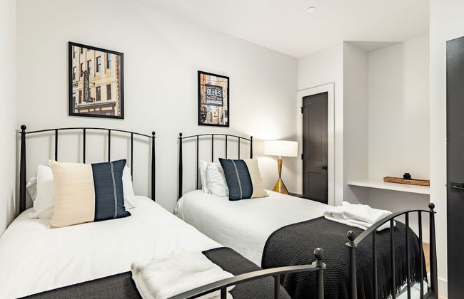 Prime Walkable Midtown Location Pool Gym Outlaw s Den by Avantstay - Photo 20
