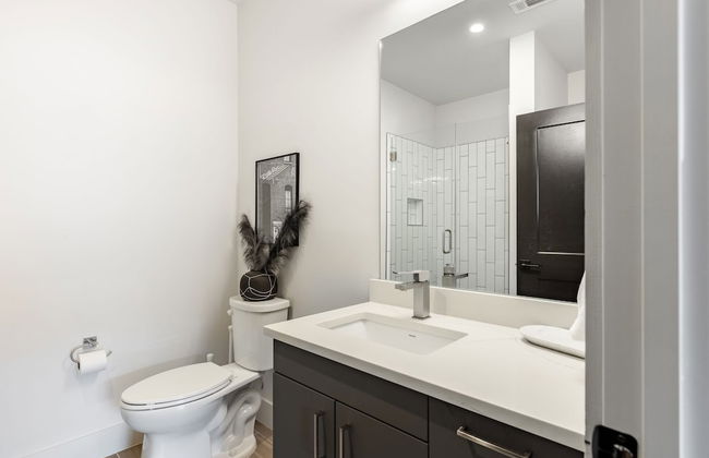 Prime Walkable Midtown Location Pool Gym Outlaw s Den by Avantstay - Photo 17