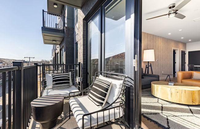 Prime Walkable Midtown Location Pool Gym Outlaw s Den by Avantstay - Photo 3