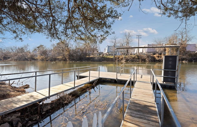 Spacious Lakefront View With Hot Tub and Pool NH - Foto 59