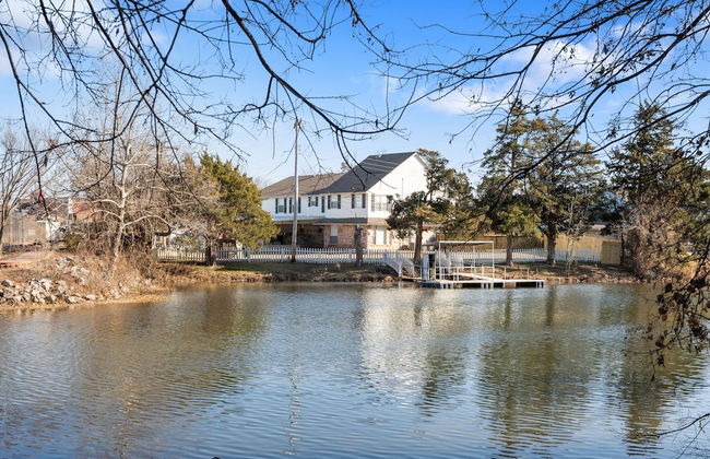Spacious Lakefront View With Hot Tub and Pool NH - Foto 48