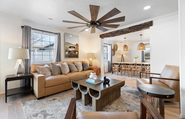 Spacious Lakefront View With Hot Tub and Pool NH - Foto 8