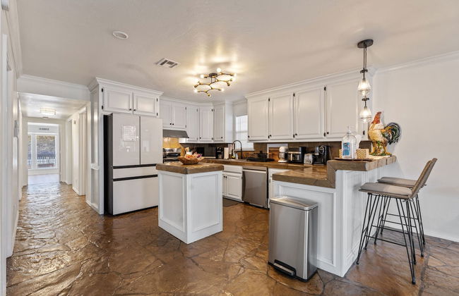 Spacious Lakefront View With Hot Tub and Pool NH - Foto 24