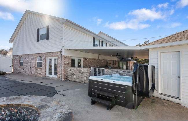 Spacious Lakefront View With Hot Tub and Pool NH - Foto 13