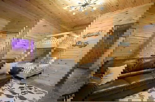 Foto 31 - Spacious Luxury Lake Blue Ridge Forest Cabin an spa