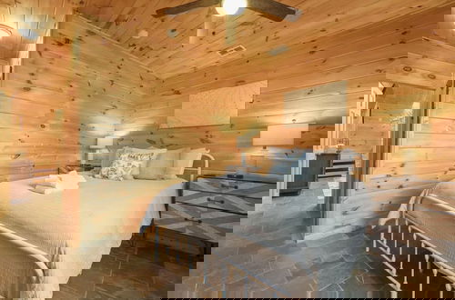 Foto 39 - Spacious Luxury Lake Blue Ridge Forest Cabin an spa