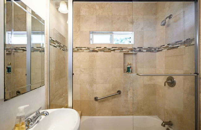 Comfortable Home Near LA With Full Kitchen & Laundry - Photo 18