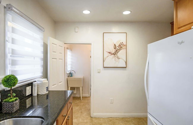 Comfortable Home Near LA With Full Kitchen & Laundry - Photo 31