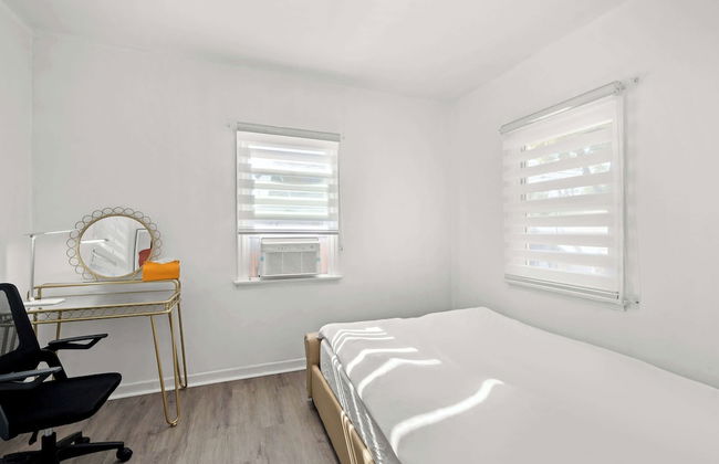Comfortable Home Near LA With Full Kitchen & Laundry - Photo 10