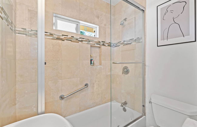 Comfortable Home Near LA With Full Kitchen & Laundry - Photo 17
