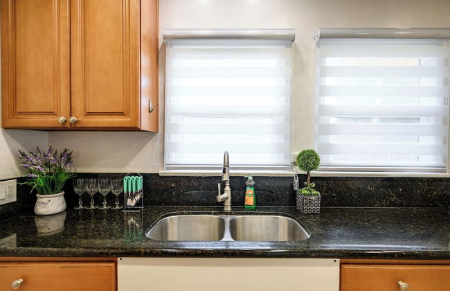 Comfortable Home Near LA With Full Kitchen & Laundry - Photo 27