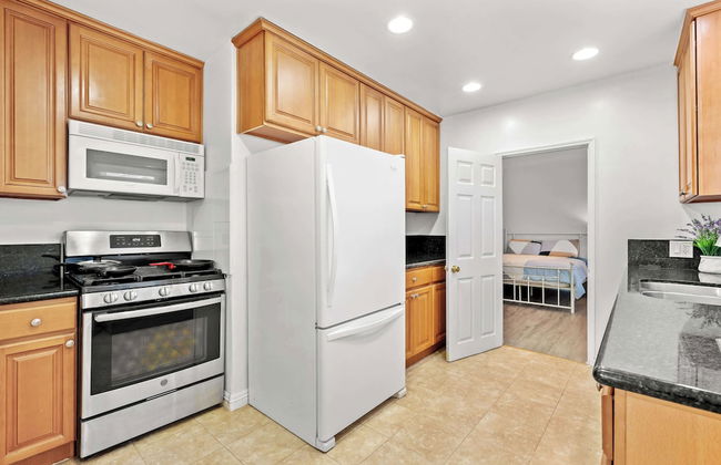 Comfortable Home Near LA With Full Kitchen Laundry - Photo 3