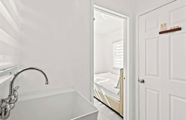 Comfortable Home Near LA With Full Kitchen & Laundry - Photo 19