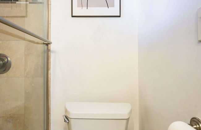 Comfortable Home Near LA With Full Kitchen & Laundry - Photo 21