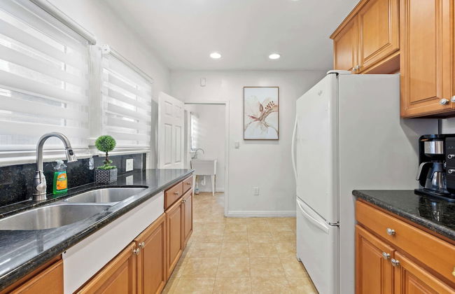 Comfortable Home Near LA With Full Kitchen Laundry - Photo 4