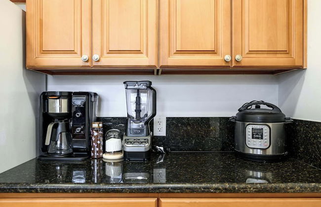 Comfortable Home Near LA With Full Kitchen & Laundry - Photo 33