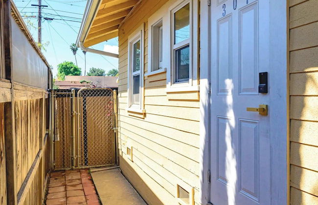 Comfortable Home Near LA With Full Kitchen & Laundry - Photo 36
