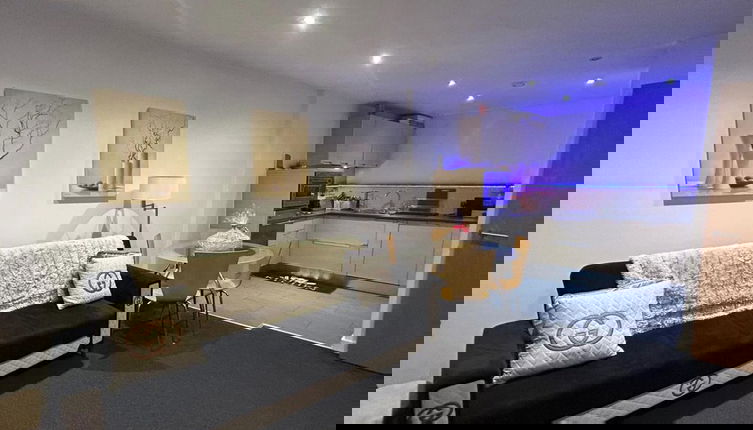 Foto 1 - Cozy Apartment 5 min Walk From Manchester Arena