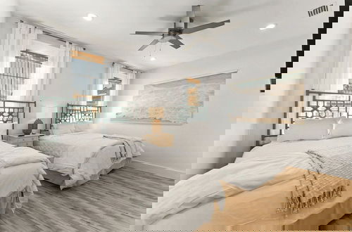 Foto 21 - Chic Shack by Avantstay Private Pool, Walk to Beach, Sleeps 13!