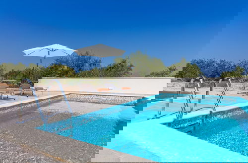 Foto 15 - Charming Villa With Swimming Pool