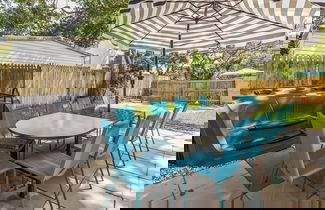 Foto 2 - Golden Hour Beach Retreat Hot Tub 2 Bikes Putting Green Mins to Shore