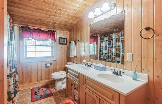 Cozy Mountain Retreat W/ Scenic Views 3 Bedroom Home by RedAwning - Photo 19