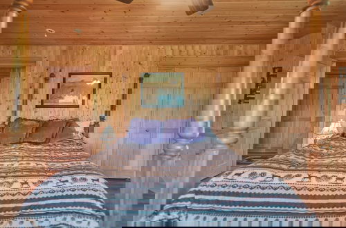 Foto 6 - Cozy Mountain Retreat W/ Scenic Views 3 Bedroom Home by RedAwning