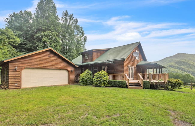 Cozy Mountain Retreat W/ Scenic Views 3 Bedroom Home by RedAwning - Photo 1