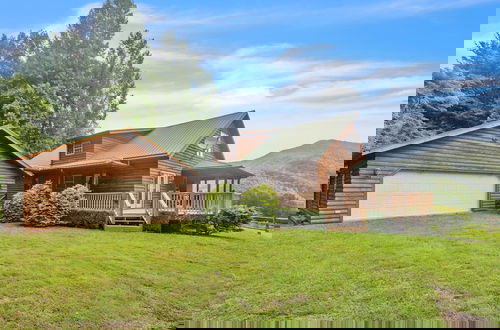 Foto 1 - Cozy Mountain Retreat W/ Scenic Views 3 Bedroom Home by RedAwning