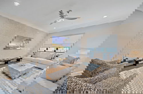 Photo 18 - Cityscape Retreat 2 Bedroom Townhouse by RedAwning