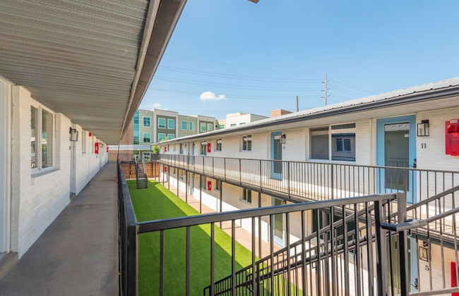Nashville Living: A Stylish Escape 2 Bedroom Apts - Photo 37