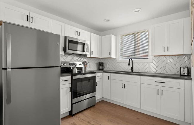 Nashville Living: A Stylish Escape 2 Bedroom Apts - Photo 15