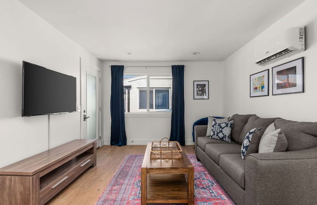 Nashville Living: A Stylish Escape 2 Bedroom Apts - Photo 24