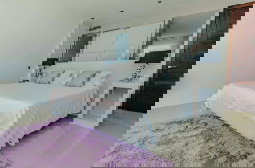 Foto 10 - Modern Villa With Indoor Pool