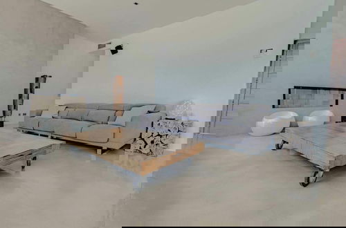 Foto 22 - Modern Villa With Indoor Pool