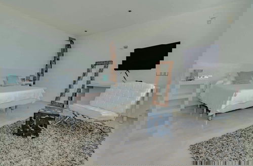 Foto 12 - Modern Villa With Indoor Pool