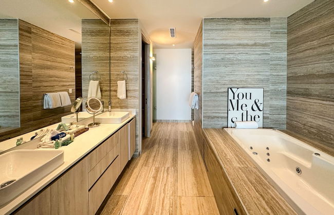 3BR Ground Floor Condo With Direct Pool Access - Photo 31