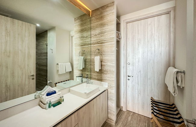 3BR Ground Floor Condo With Direct Pool Access - Photo 46