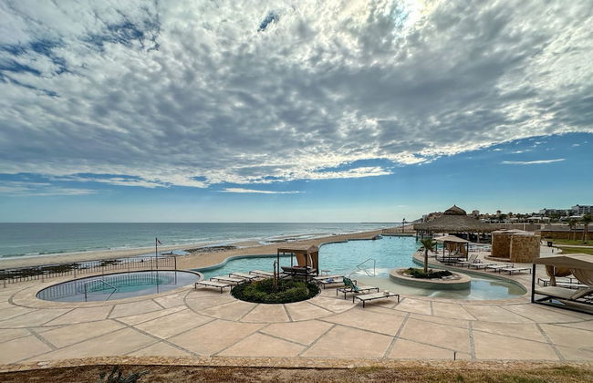 3BR Ground Floor Condo With Direct Pool Access - Photo 45
