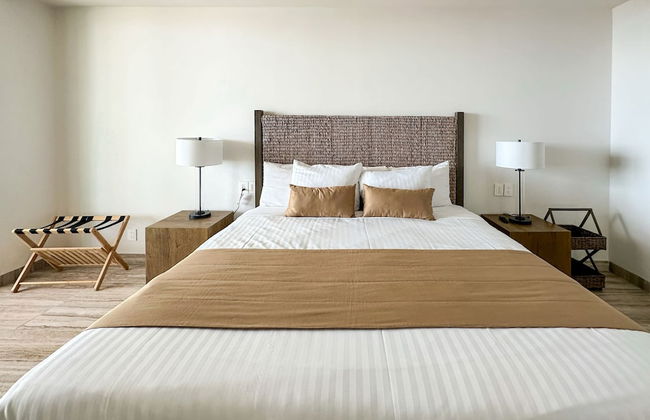 3BR Ground Floor Condo With Direct Pool Access - Photo 40