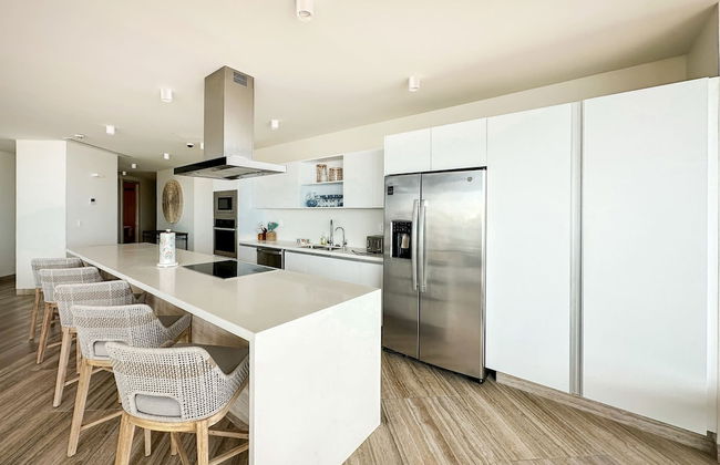 3BR Ground Floor Condo With Direct Pool Access - Photo 21