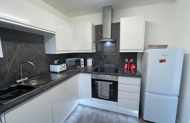 Ayr Refurbished May 2024 3 Bedroom 140m2 Detached House With Private Gardens - Photo 22